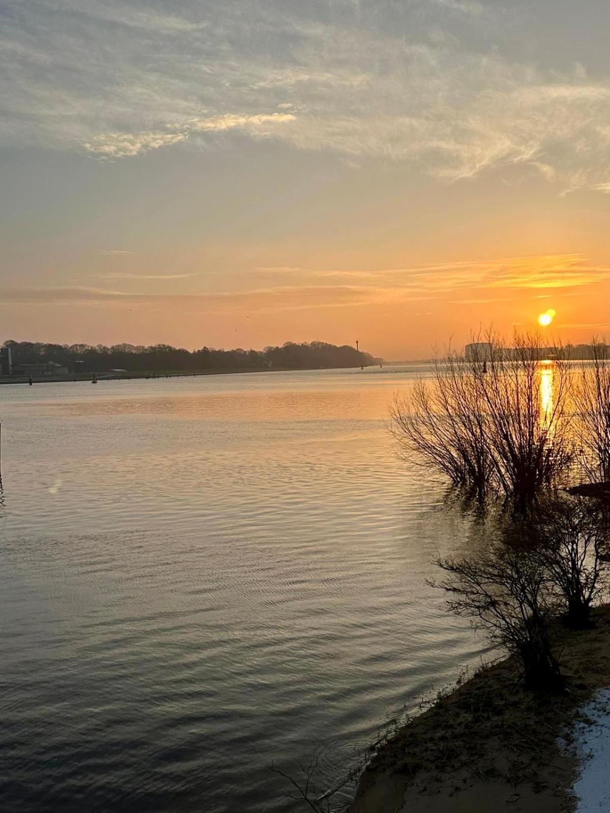 Gaestehaus Weserblick Am Weser-Sandstrand Berne 外观 照片